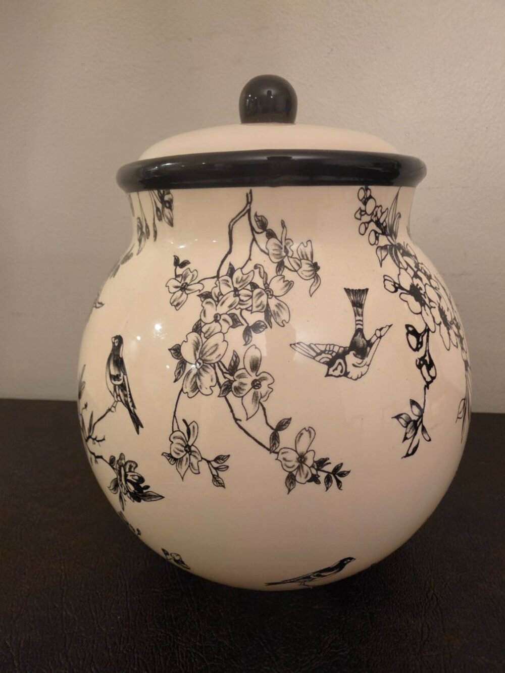 Nonni's Biscotti Ceramic Cream Jar is a medium-sized cookie jar with Lid
